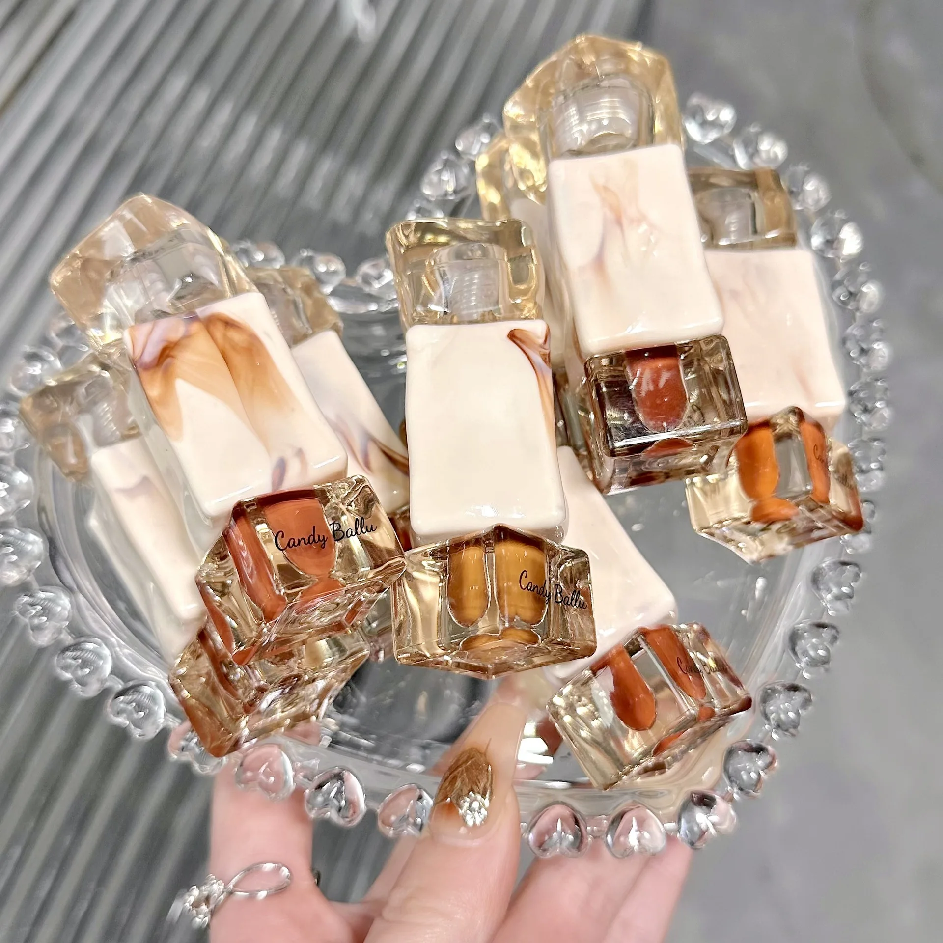 Новинка блеск для губ искусственная кожа толстый тон матовая не легко приклеить