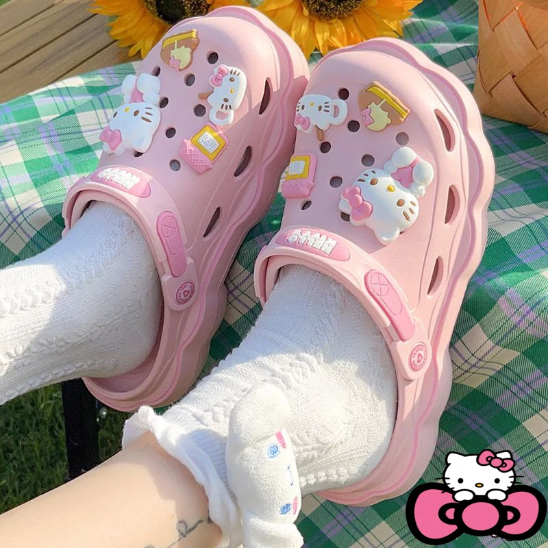 

Hello Kittys Kuromi Cartoon Slippers Kawaii Cinnamoroll Sanrios with Shoe Buckle Outside Eva Shoes Women Soft Beach Cloud Crocss