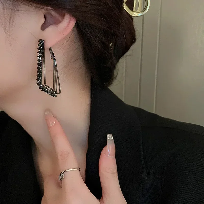 Modne błyszczące czarne kolczyki Minar w kolorze CZ cyrkonie стразы листья бант геометрические