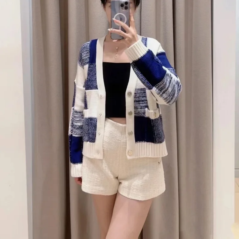 

Повседневный вязаный кардиган в клетку в стиле пэчворк на раннюю осень 2023