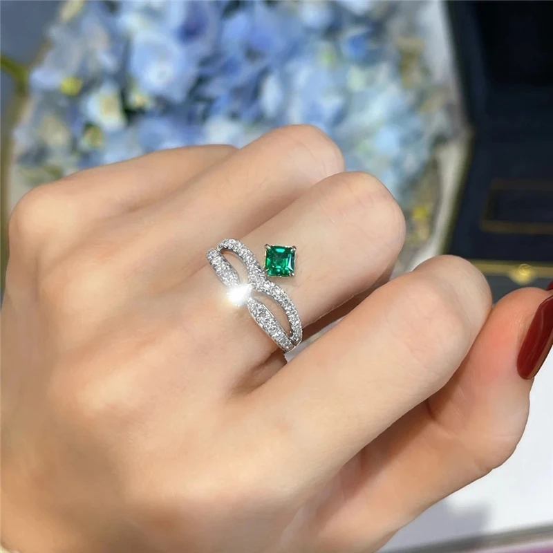 Женское кольцо из серебра пробы с квадратным изумрудом