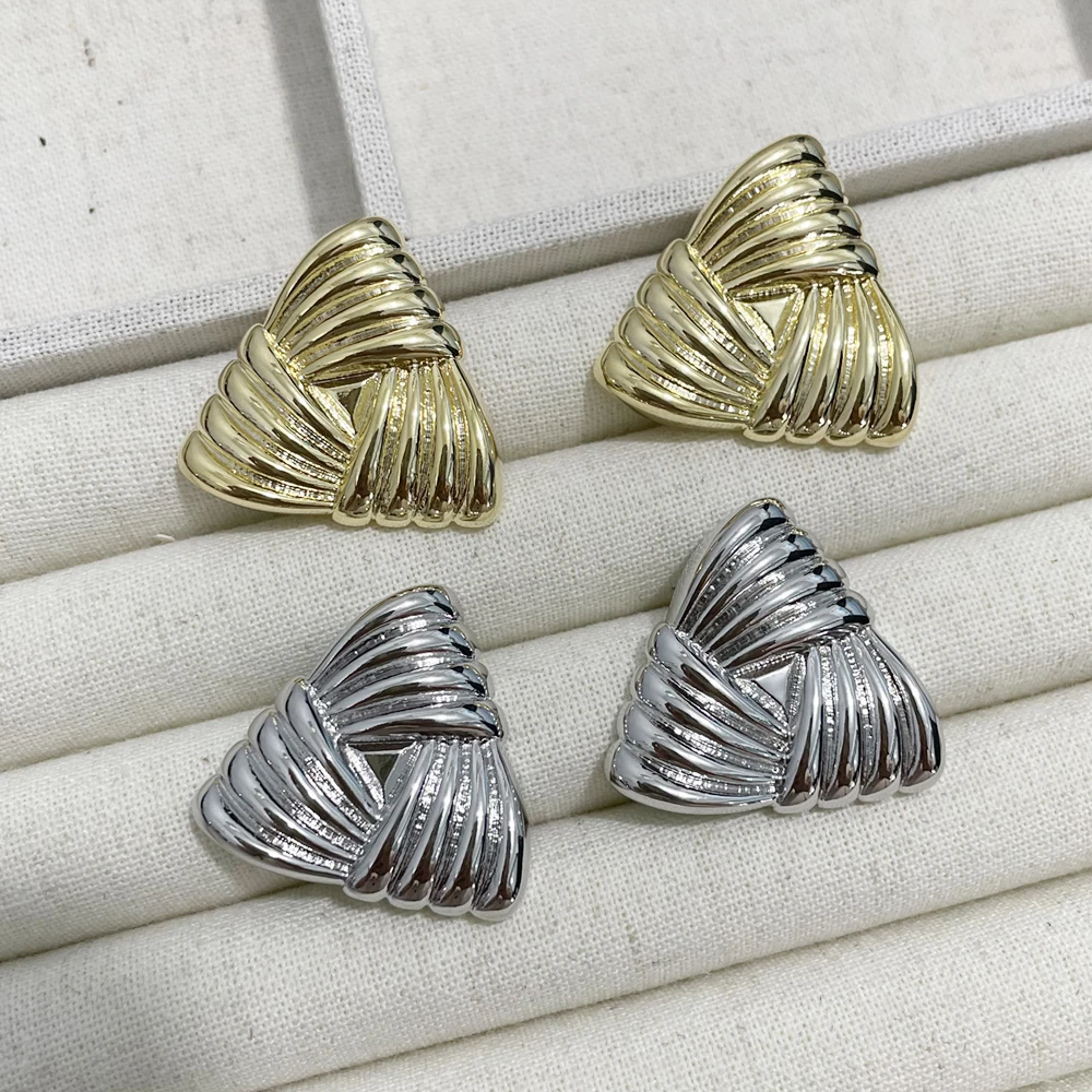 Позолоченные водонепроницаемые серьги-гвоздики с треугольной текстурой 18 К