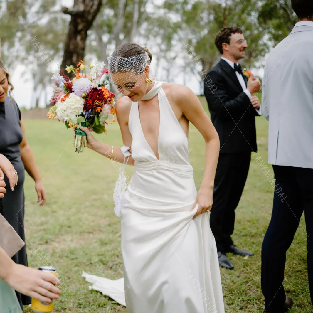 Мягкое атласное свадебное платье с глубоким V-образным вырезом и открытой спиной