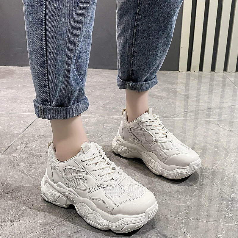 

In the summer of 2022, sneakers, girls' running shoes, pure white breathable thick soles, increased daddy shoes.