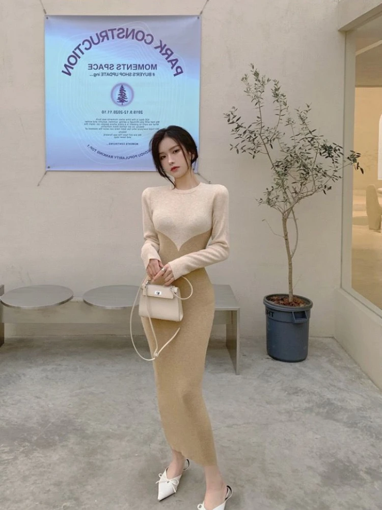 Женское трикотажное платье облегающее средней длины до колен элегантное и