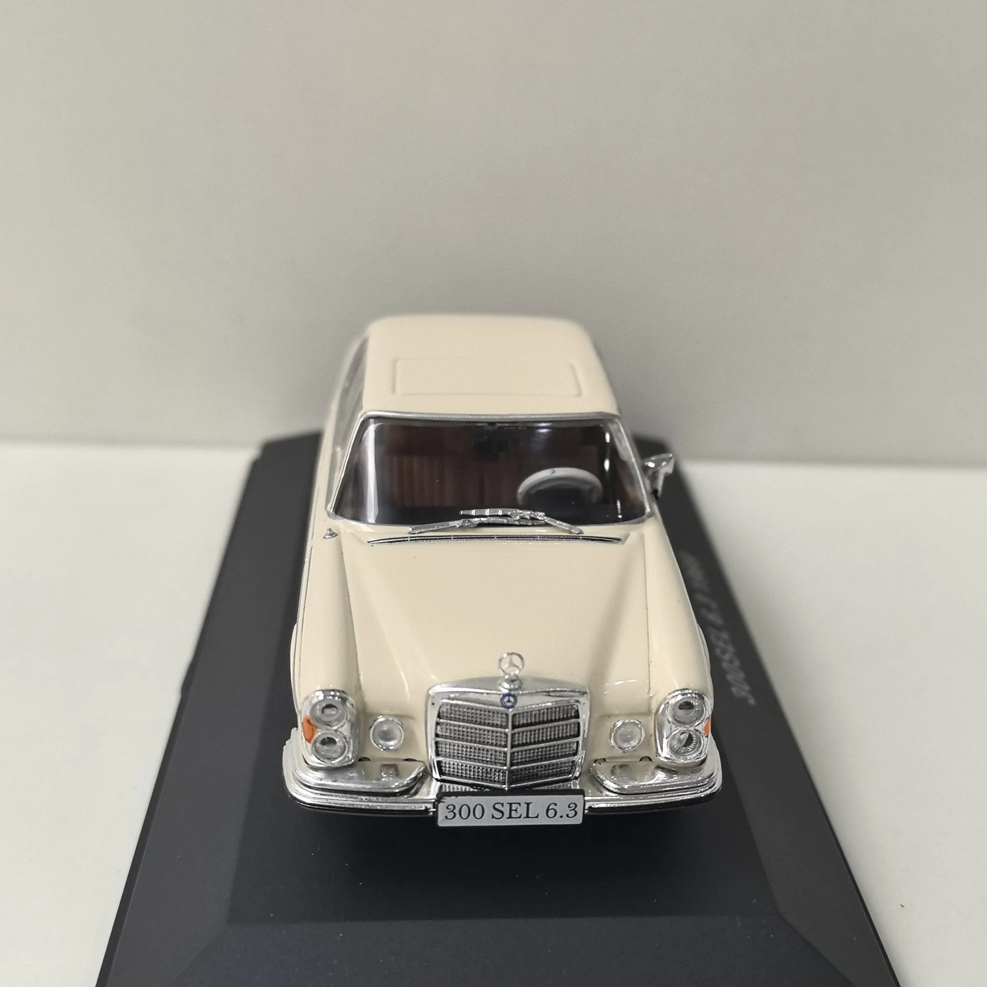 Фото Модель автомобиля IXO 1/43 BENZ 300SEL 6.3 1969 года, 2 шт., литой сплав. №4
