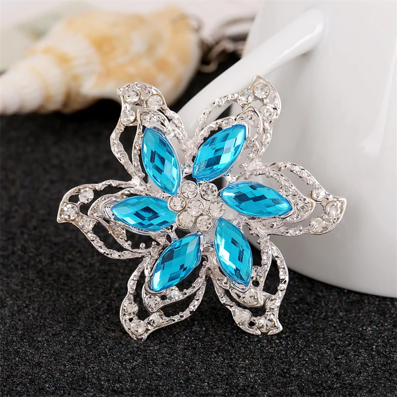 

High-end exquisite brooch European and American fashionable three-layer hollow three-dimensional pearl flower alloy brooch