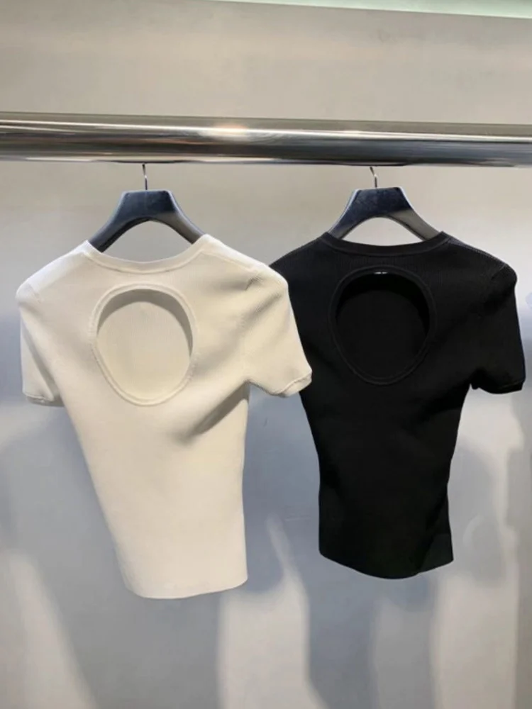 

Женский трикотажный пуловер с круглым вырезом и открытой спиной