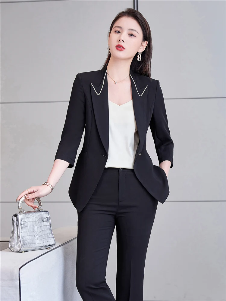 Костюм-двойка женский из блейзера и брюк