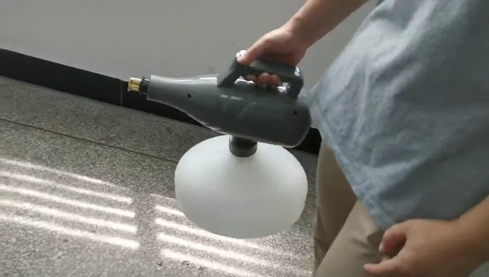 Cena maszyna do mgły na podwórku