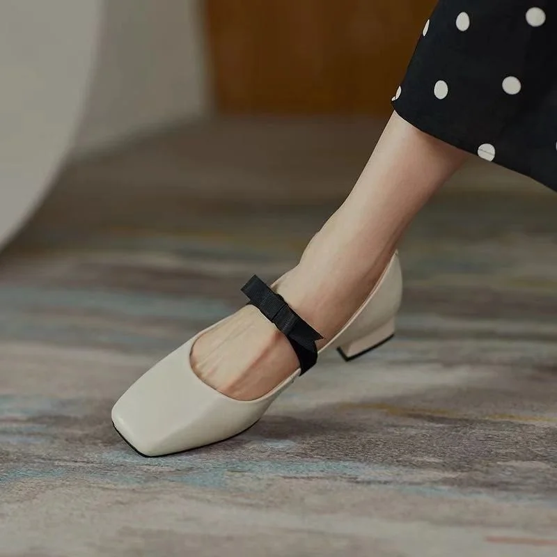 

Туфли на среднем каблуке с квадратным носком и бантом, осенние