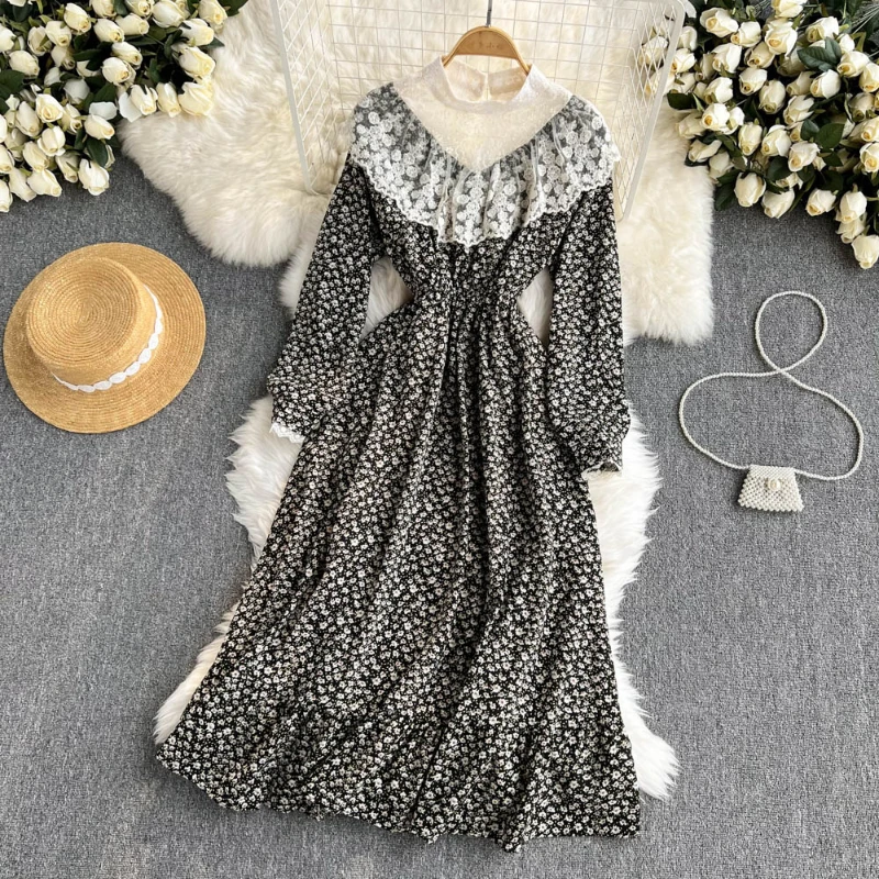 

Шифоновое длинное платье с цветочным принтом, кружевом и воротником-стойкой