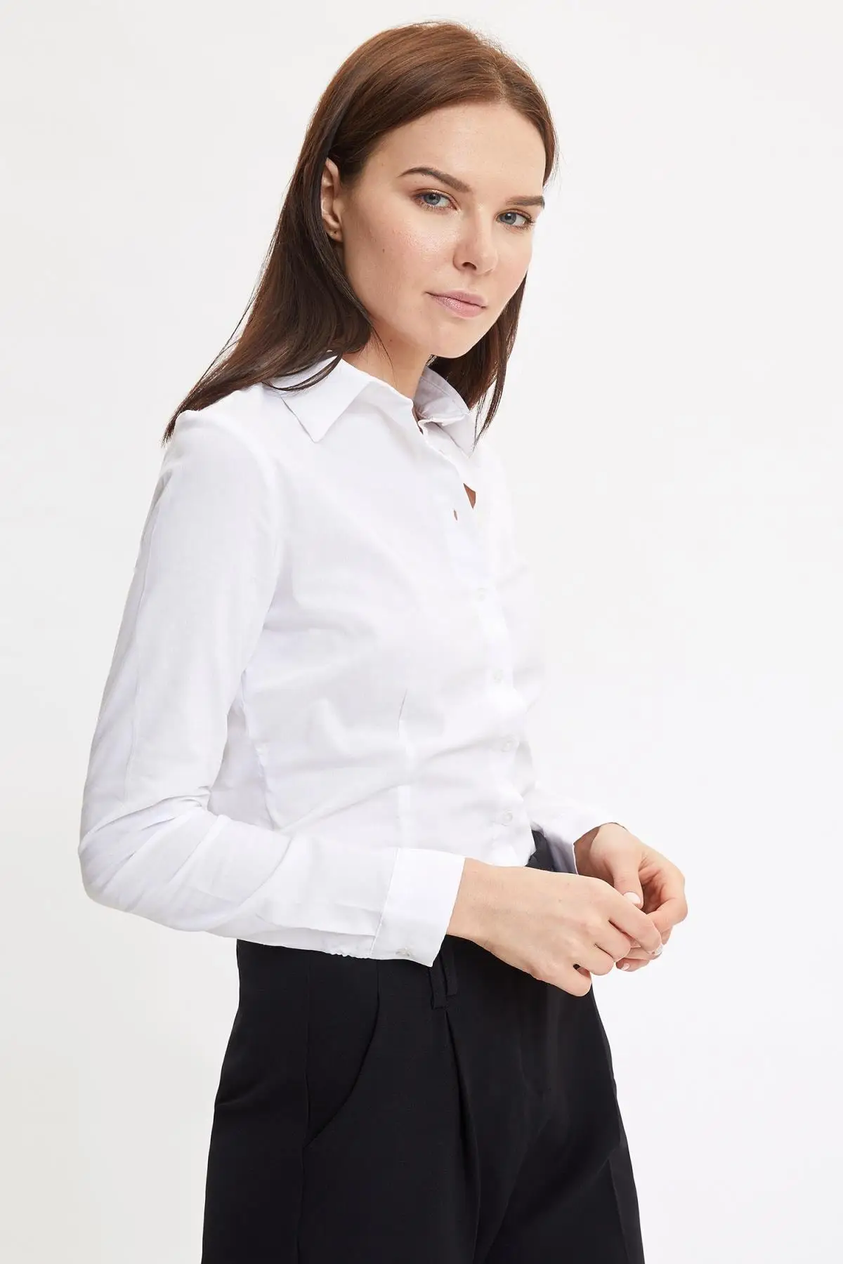 

Женская Базовая приталенная рубашка с длинным рукавом