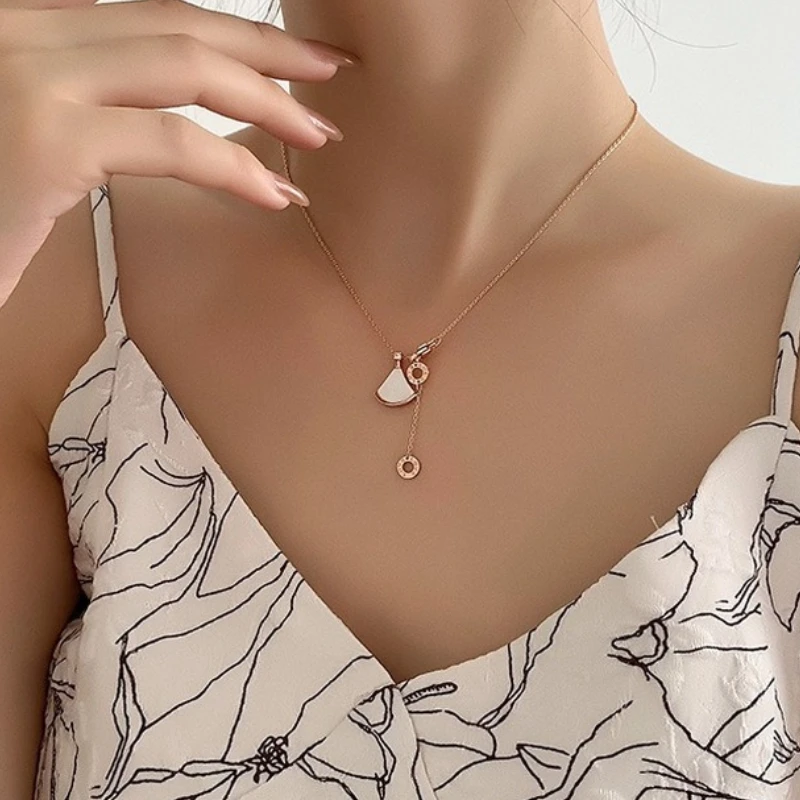

VSnow Temperament White Shell Rhombus Pendant Necklace for Women Asymmetric Round Rhinestone Metal Party Necklace Jewellery
