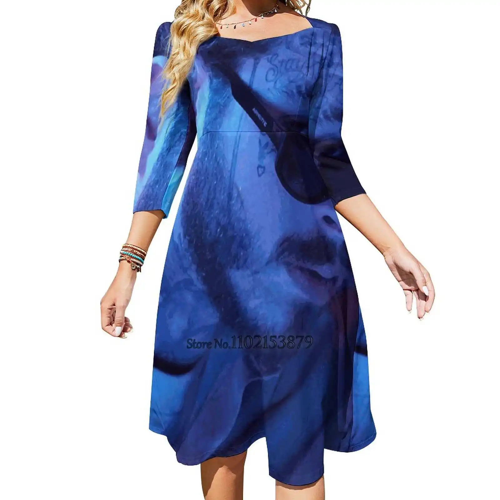 

Платье с открытой спиной, квадратным вырезом и шнуровкой на спине