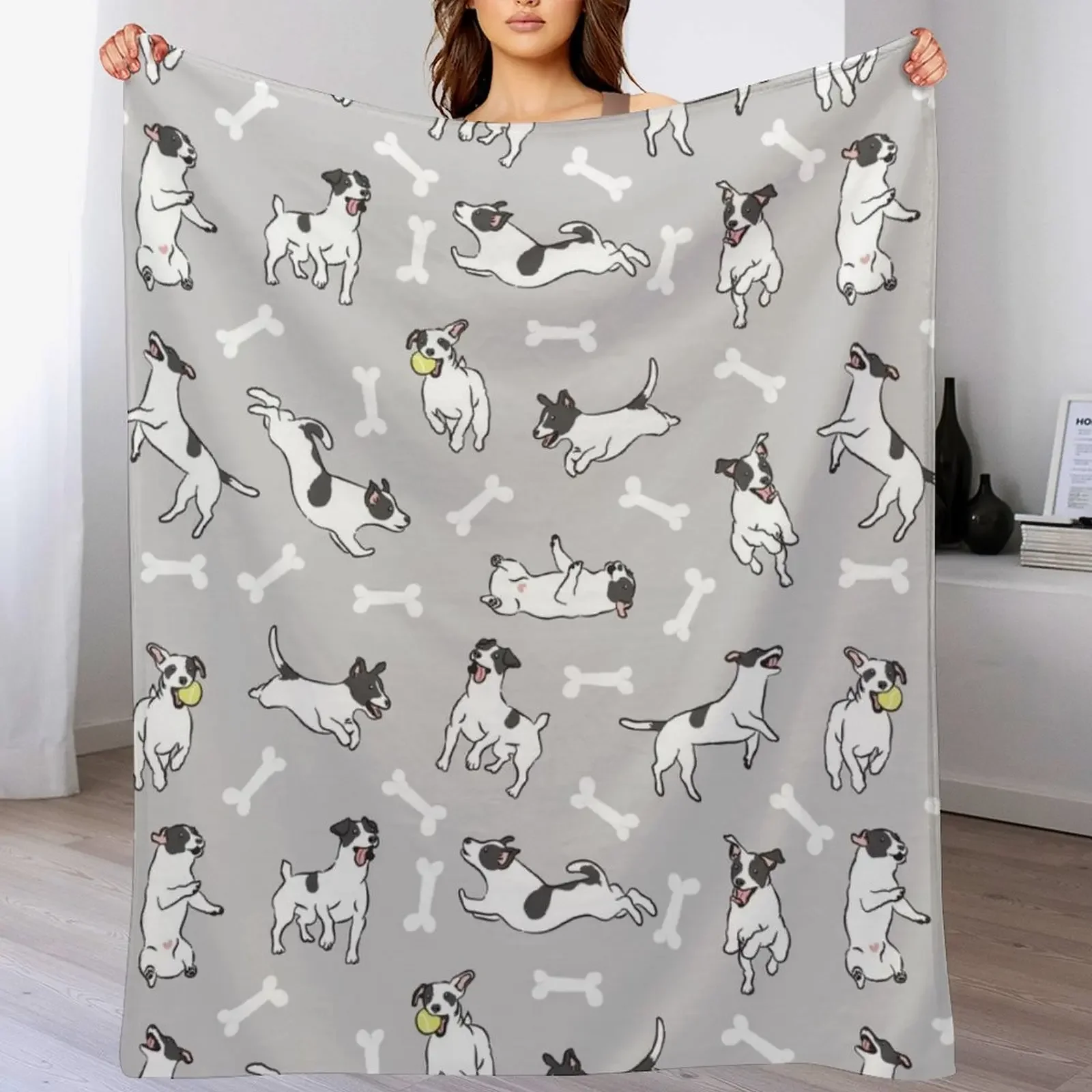 Играющий черно-белый Джек Рассел-терьер — серое фоновое одеяло, большой спальный мешок, плед на диване, одеяла-кровать джек лондон белый клык