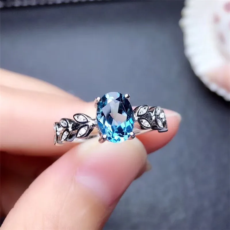

Женское кольцо с голубым топазом, 6 х8 мм