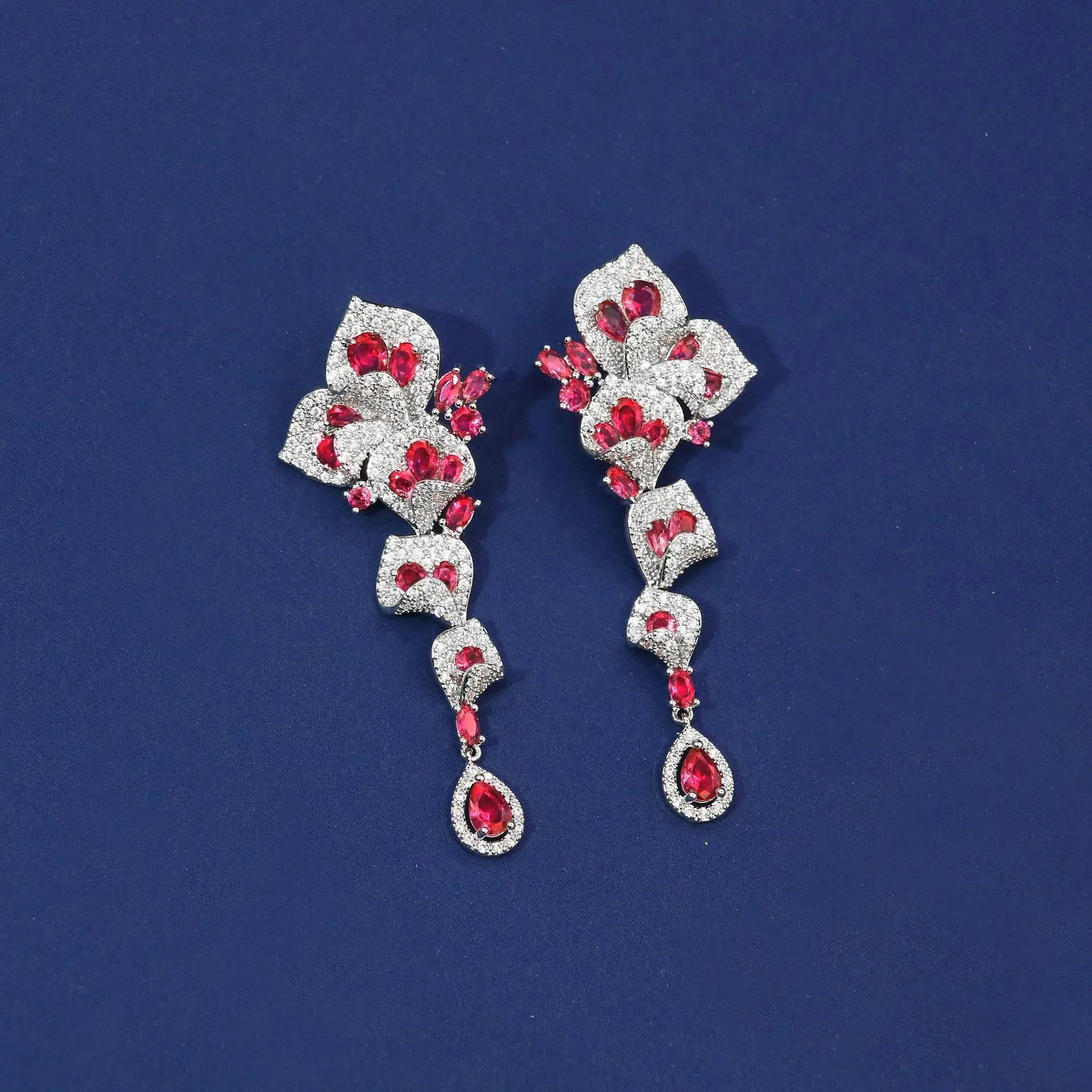 Модные темпераментные многоцветные серьги с лепестками в виде листьев — модные