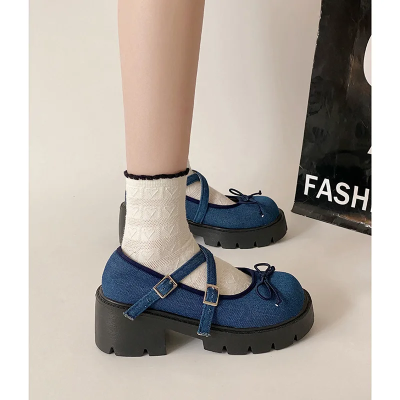 Туфли женские из лакированной кожи с ремешком на щиколотке толстом каблуке