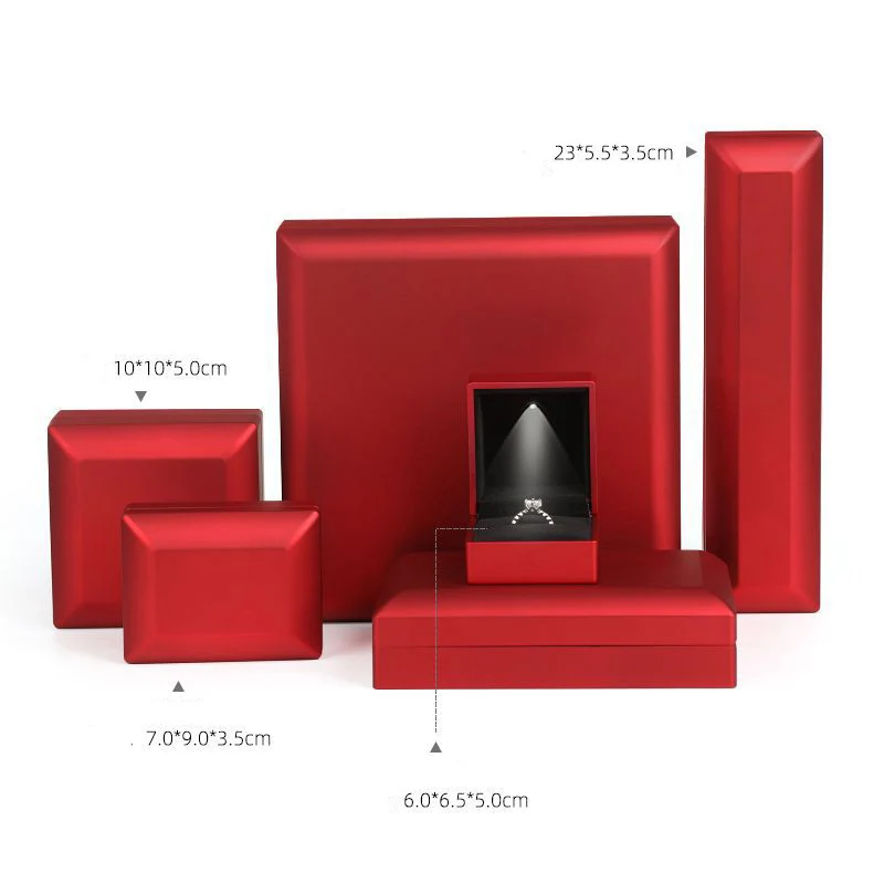 Креативное кольцо с LED-светом на подвеске в коробке для хранения и демонстрации ювелирных изделий по доступной оптовой цене.