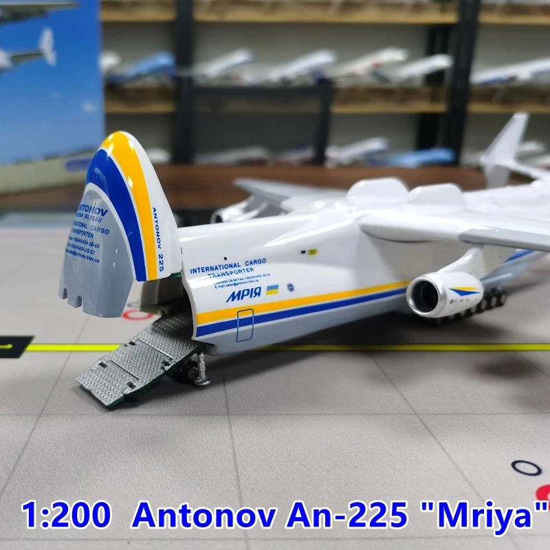 

Модель самолета AN-225 с космическим челноком 1/200