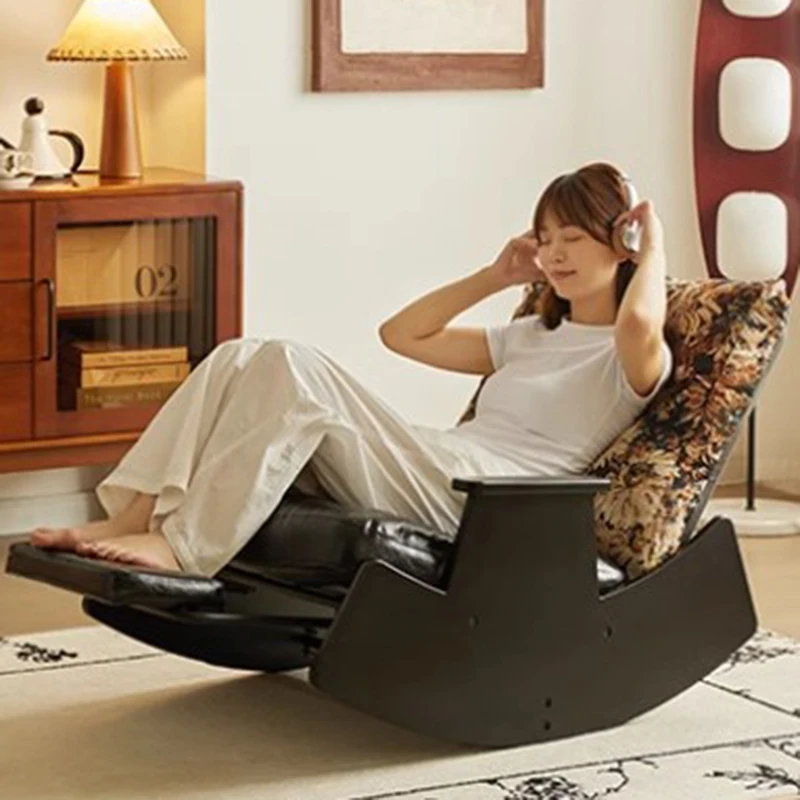 Кресло-качалка одноместное в скандинавском стиле для отдыха на балконе мягкое