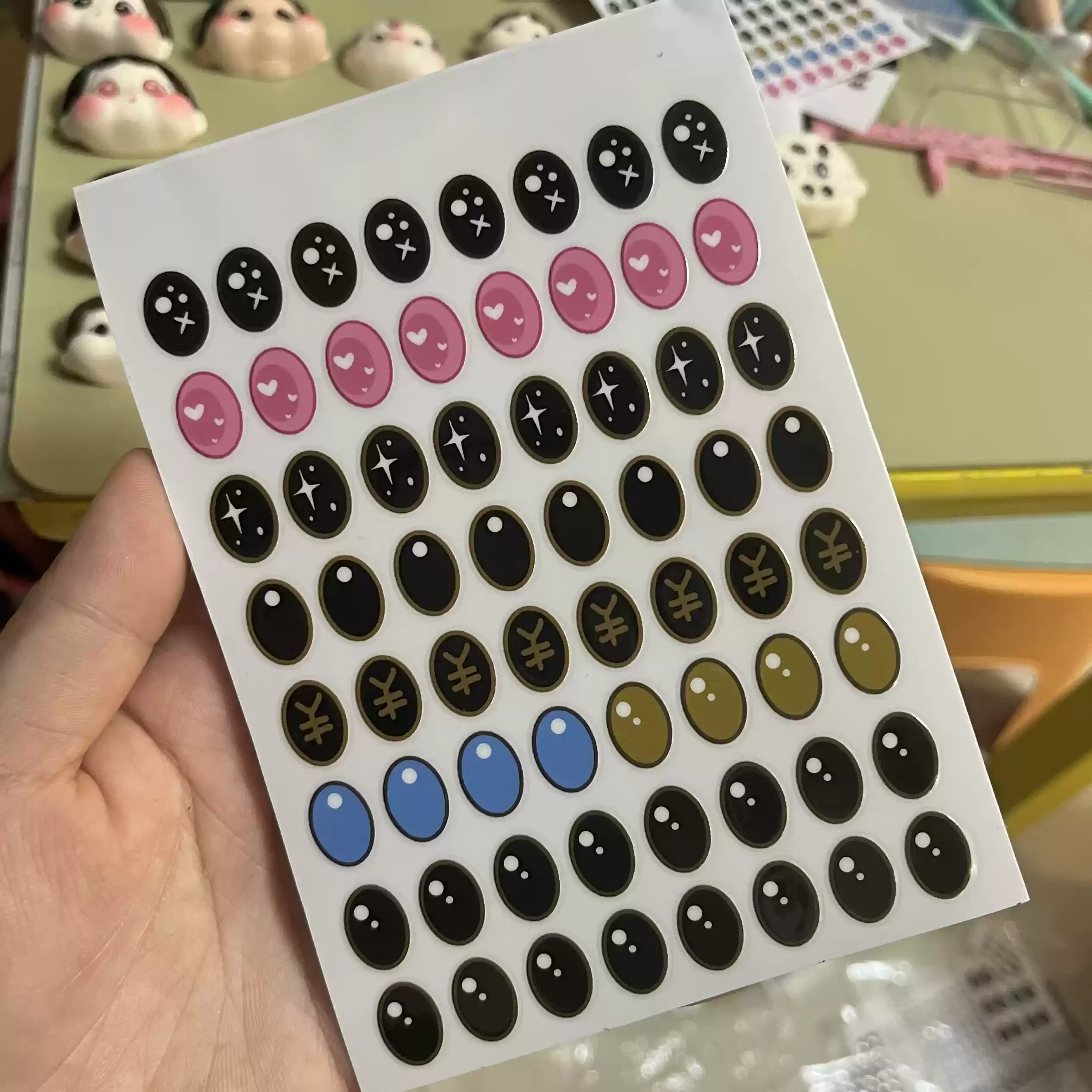 

Labubu наклейки для макияжа