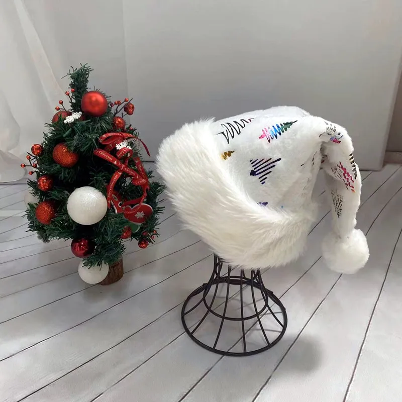 

Шапка в виде снежинки, деда мороза, белого цвета