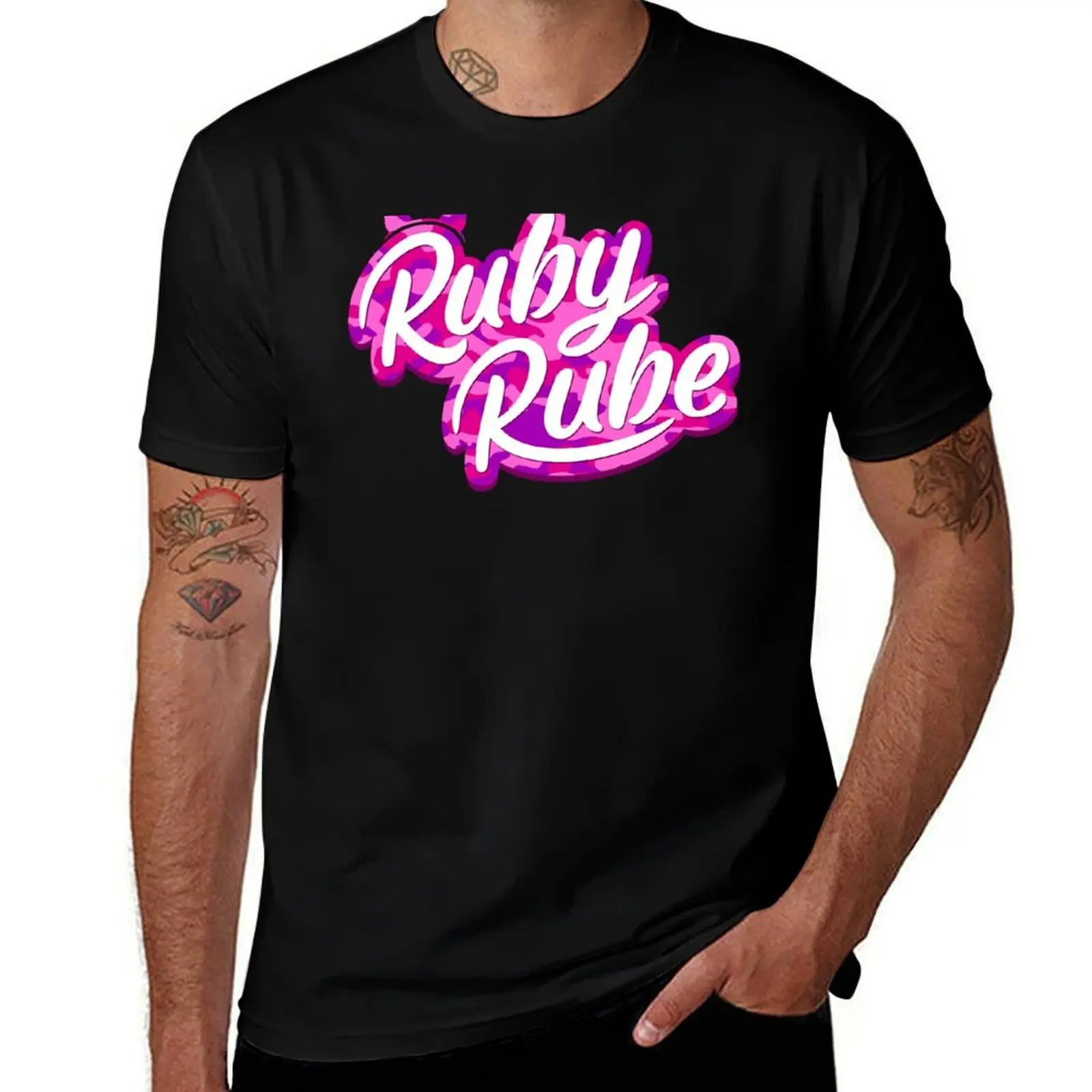 Фото Футболка Ruby Rube с камуфляжным логотипом, большой размер, из мягкого хлопка. №1