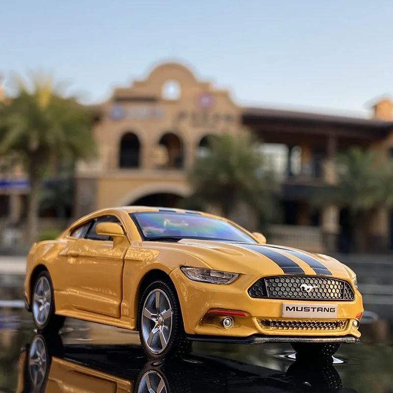 

1:36 Коллекционная модель Ford Mustang GT в полоску, литый под давлением металлический роскошный спортивный автомобиль, Игрушечная модель F206