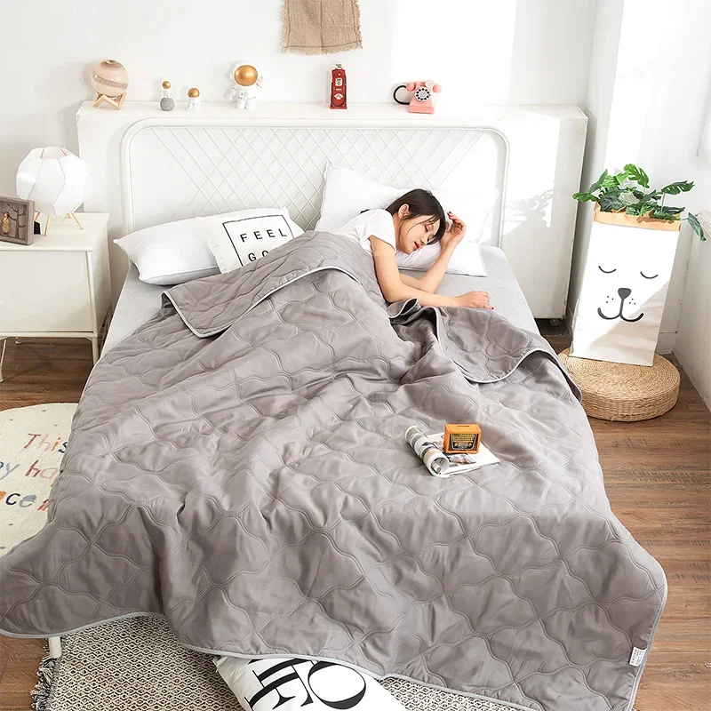 

Белое стеганое одеяло из полиэстера