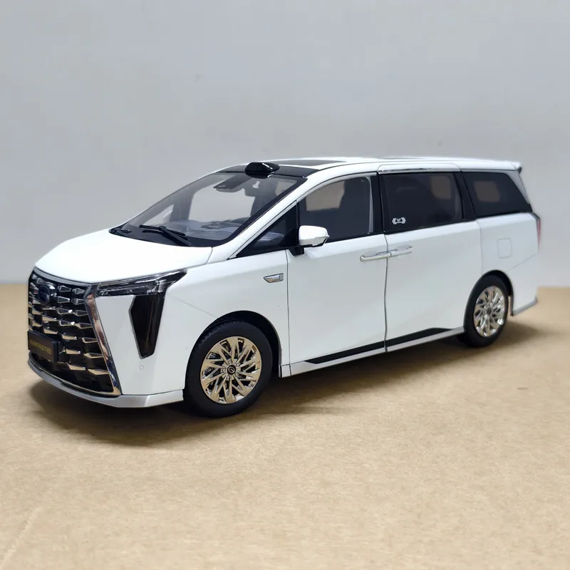 Фото Масштабная модель автомобиля M8 Trumpch PHEV L из литого металла, 1:18 №3