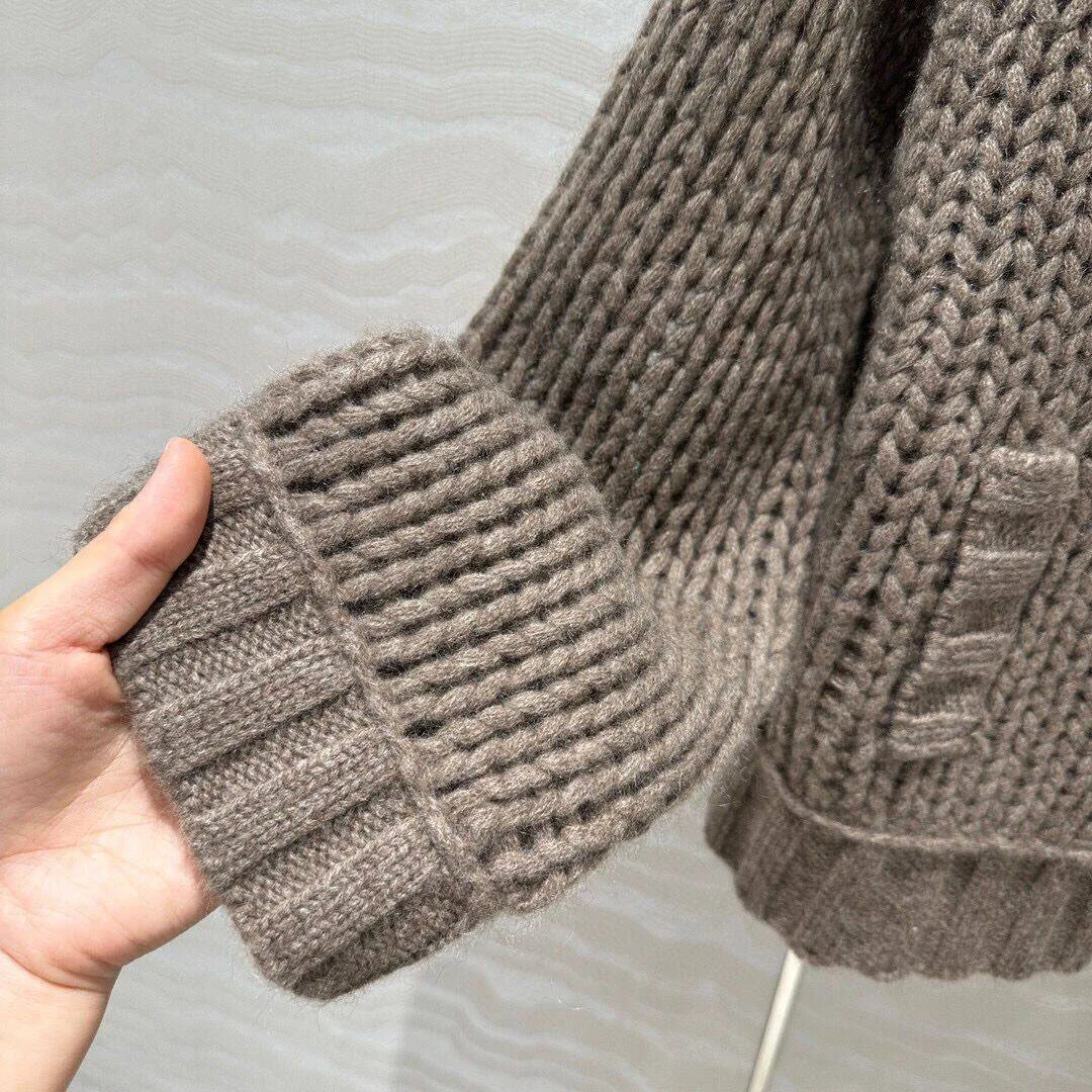 Женский замшевый свитер на пуговицах с длинным рукавом