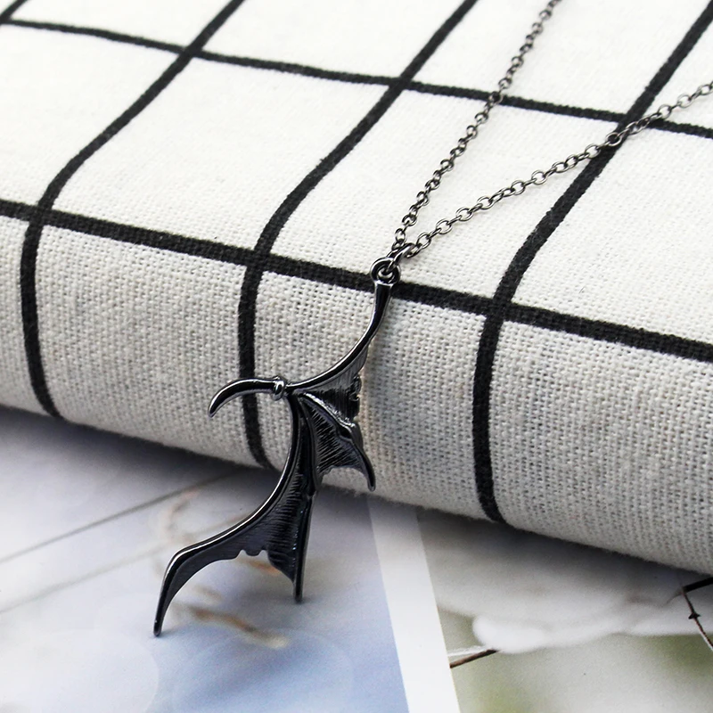 Ожерелье неоготическое для пар кулон в виде сердца из белого и черного крыла