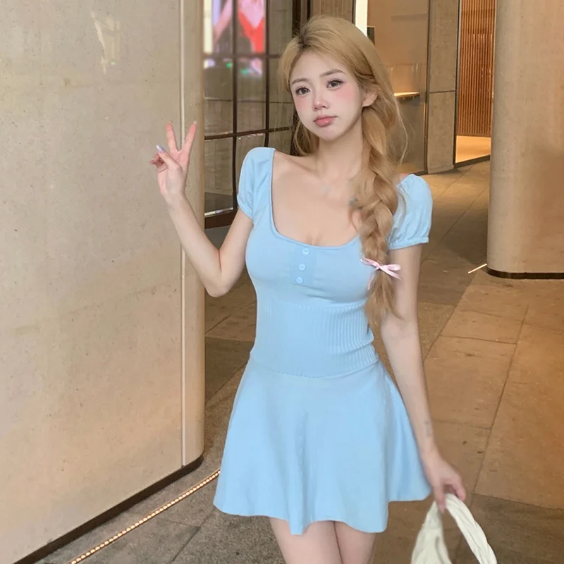 Милое короткое трикотажное платье в балетном стиле с пышными рукавами и