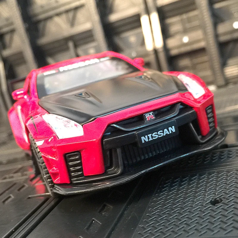 Фото Масштабная модель Nissan GTR35 (1:32) из сплава, с открывающимися дверями, капотом и багажником, имитацией звука и световых эффектов. №4