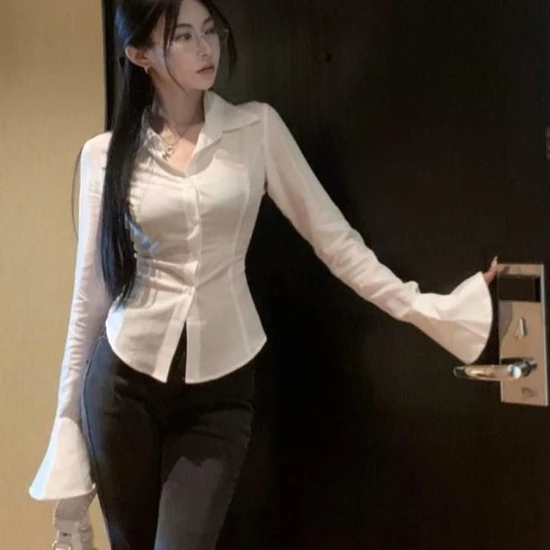 Женская блузка с отложным воротником белая приталенная рукавами-фонариками Y2k