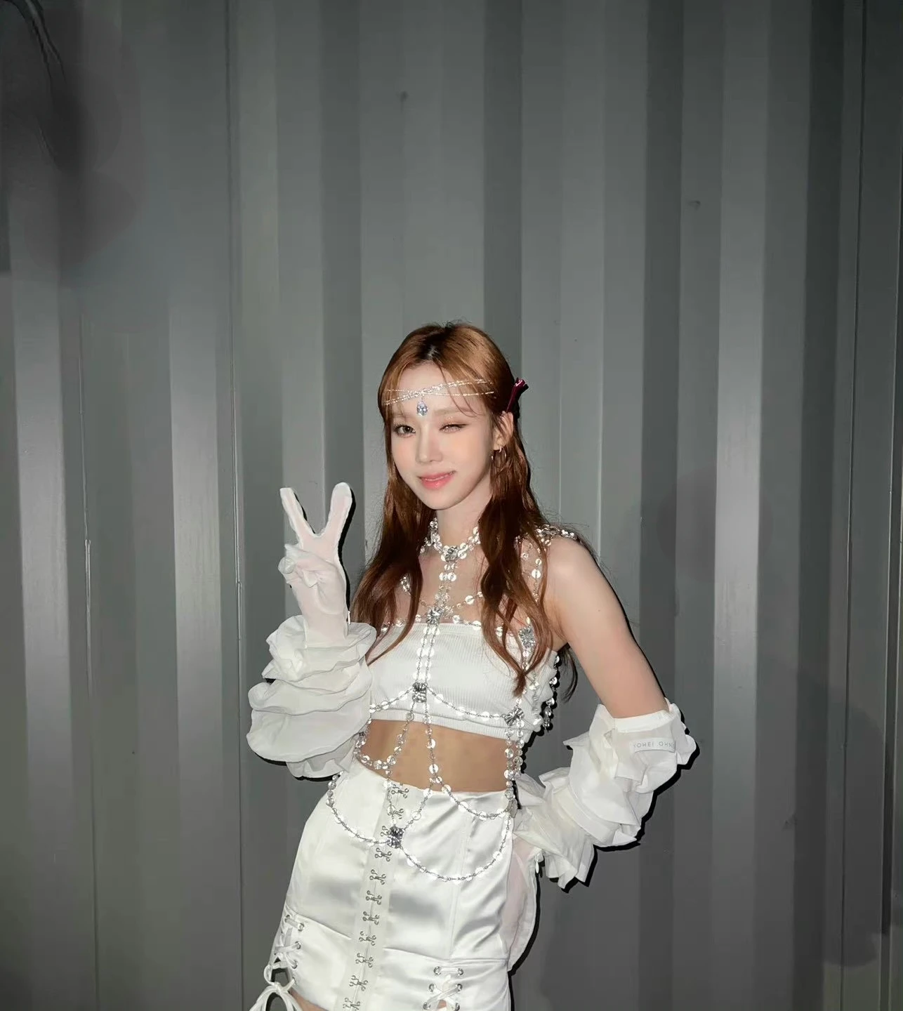 Женский комплект из двух предметов пикантный жилет без рукавов и белая мини-юбка