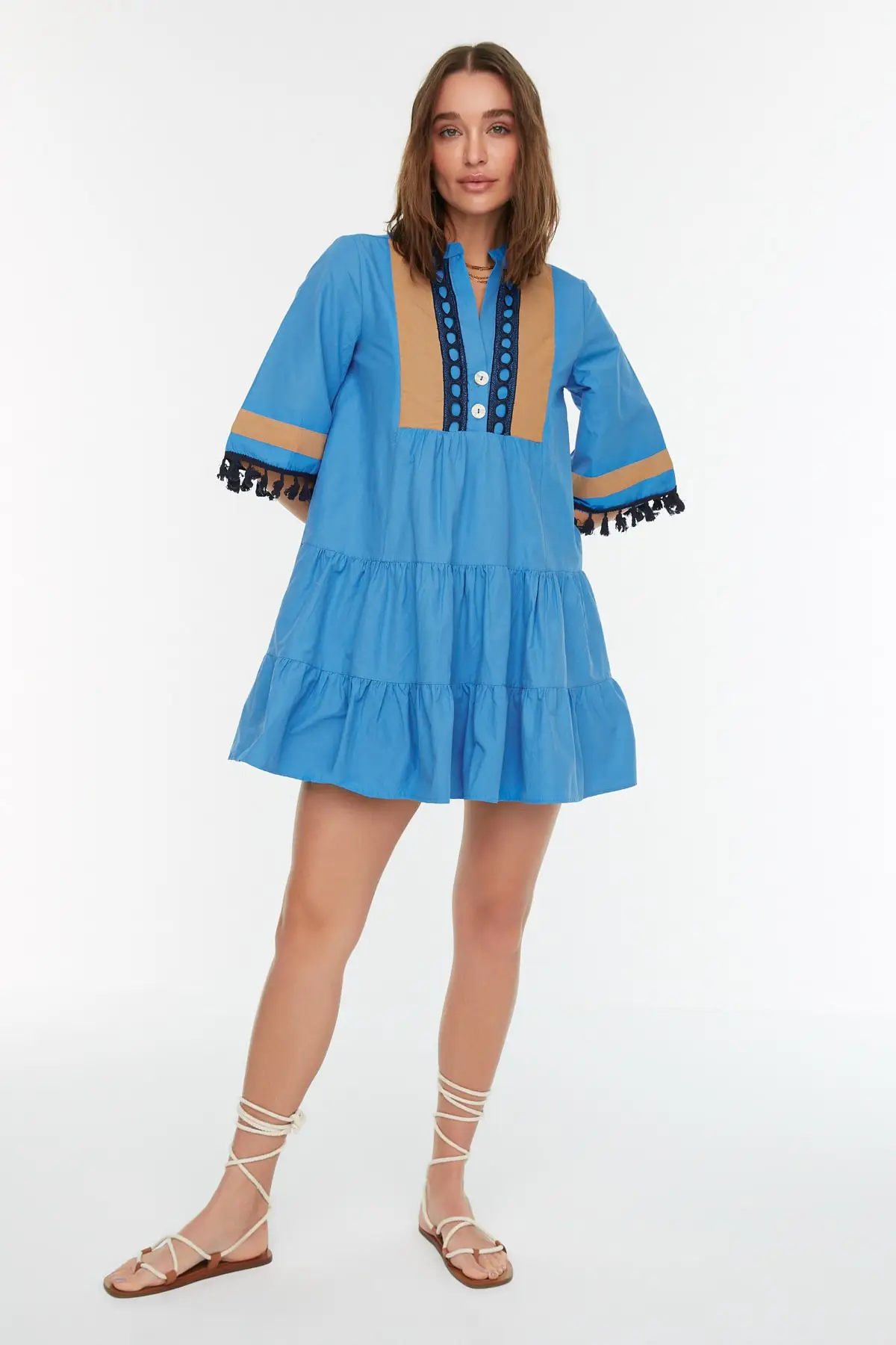 

Платье из поплина с вышивкой и кисточками, коротким рукавом