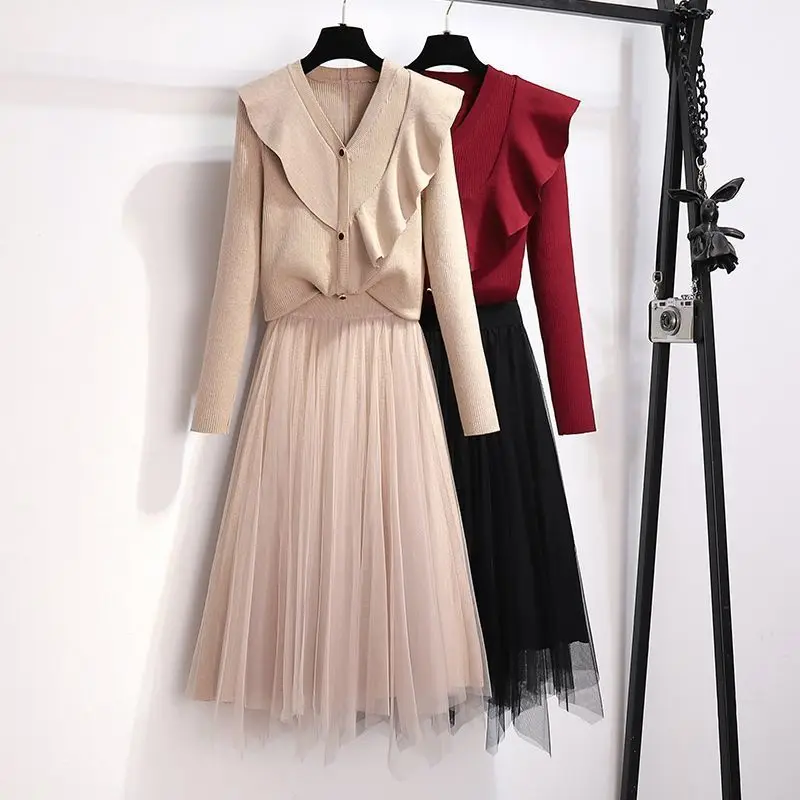 

Весенне-осенний одинарный костюм, новинка 2023, Корейская версия, темпераментная маленькая ароматная стильная подкладка, свитер, юбка до локтя, костюм из двух предметов