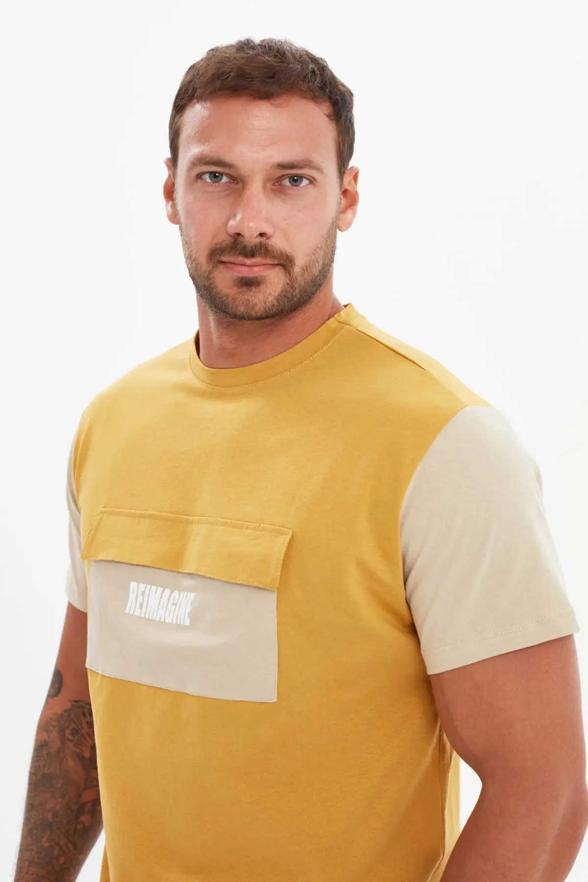 

Trendyol Men 'S Regular Fit Cycling Neck Short Sleeve Pocket T-Shirt TMNSS21TS3548