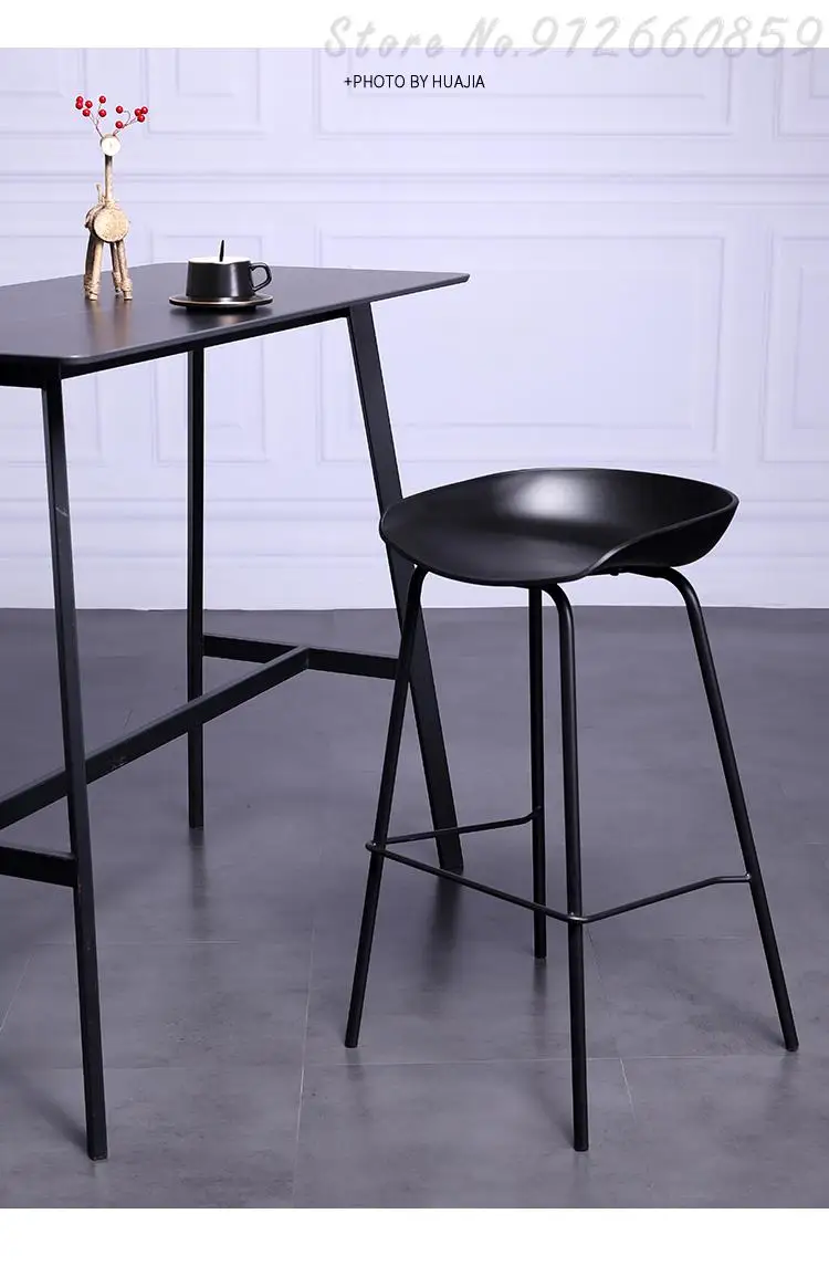 Барные стулья простые и технические нордические черно-белые высокие из железа