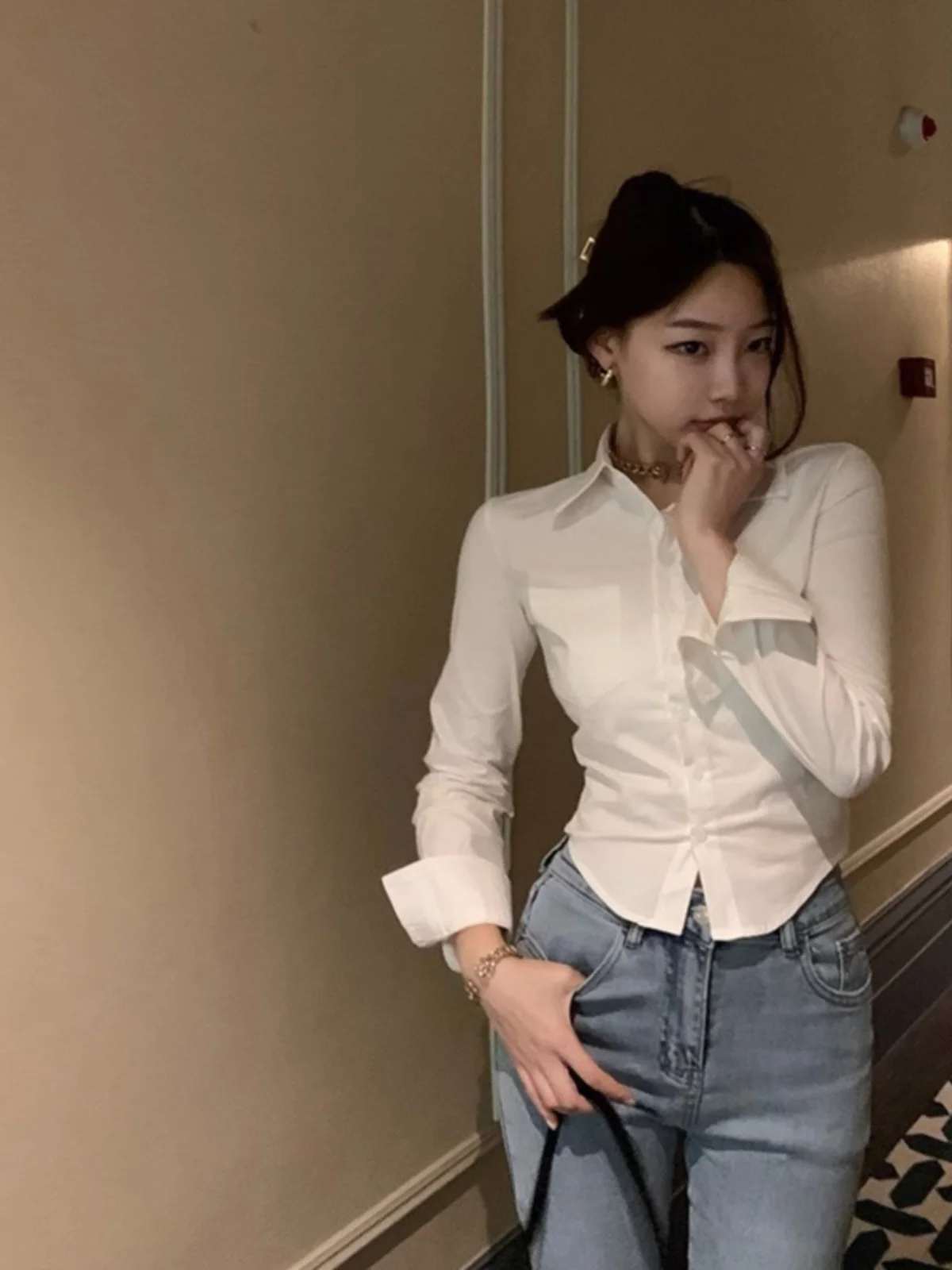 White Shirts Women 2024 New Spring Short Outer Wear Slim fit Top Design Sense French sle Tight Waist Shirt