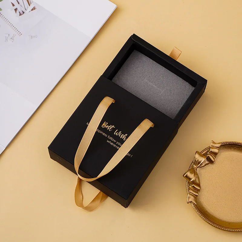 

Черная подарочная коробка для украшений