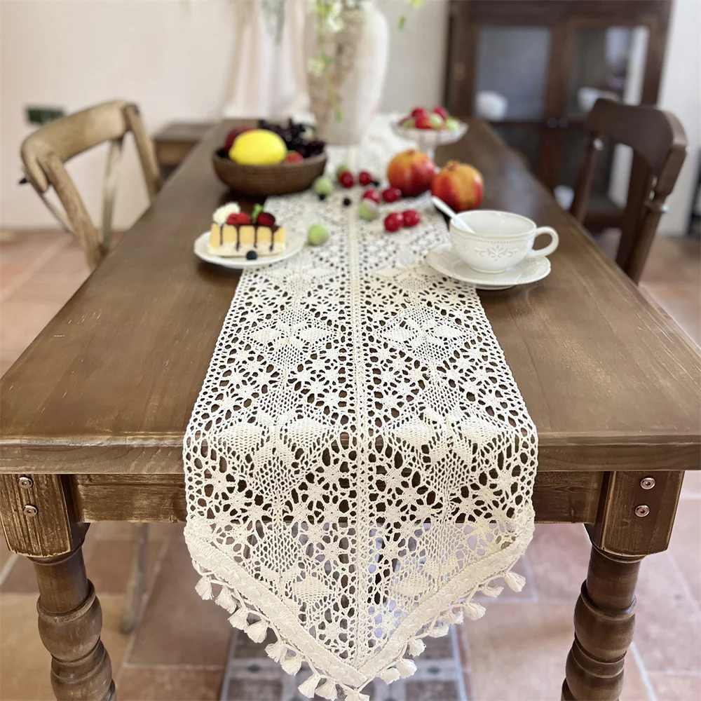 

Бежевая кружевная дорожка на стол