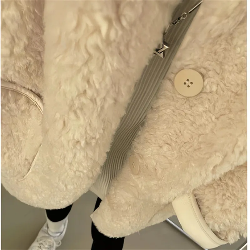 Женская шуба из искусственного меха ягненка