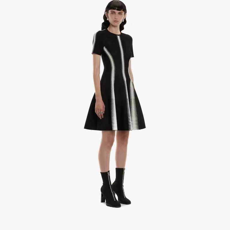 Женское жаккардовое бальное платье в полоску черно-белое Бандажное с коротким