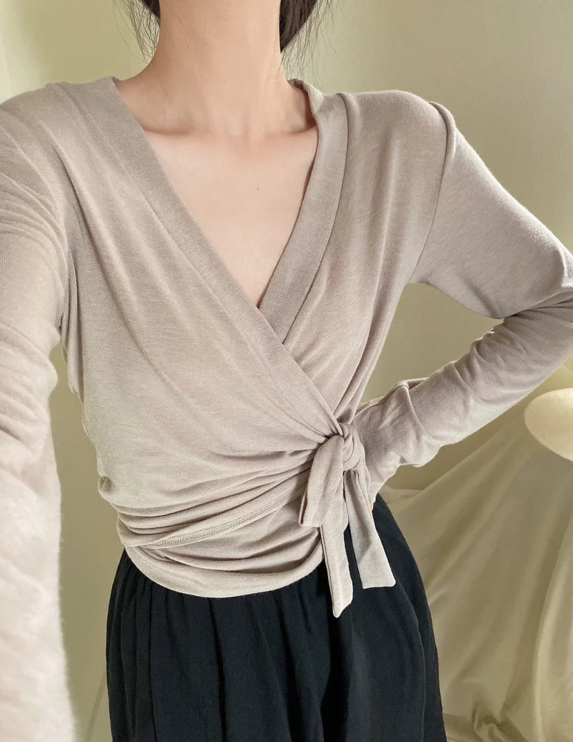 

Gentle style, solid color, slim fit, slim long-sleeved T-shirt, careful machine v-neck strap, bottom shirt, temperament shirt