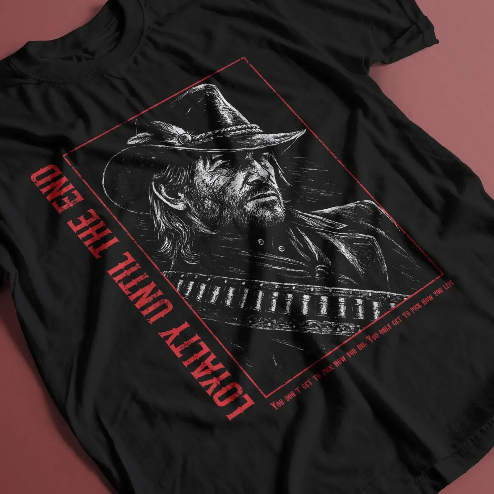 Фото Футболка Outlaw Cowboy в стиле вестерн, винтажный дизайн с изображением ковбоев и оружия, унисекс, уличная одежда, универсальный стиль, слегка состаренная. №1