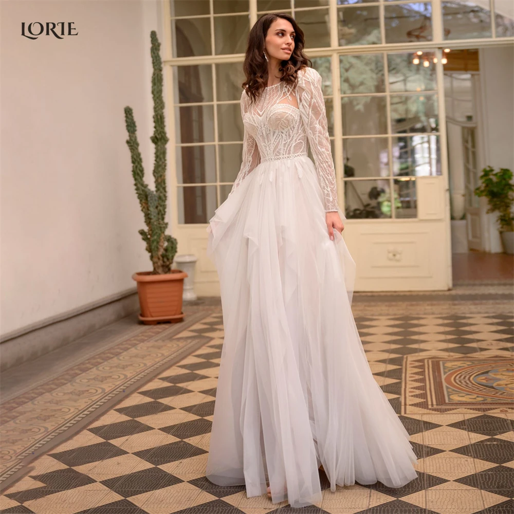 

Свадебное платье с круглым вырезом, открытой спиной и оборками в несколько рядов